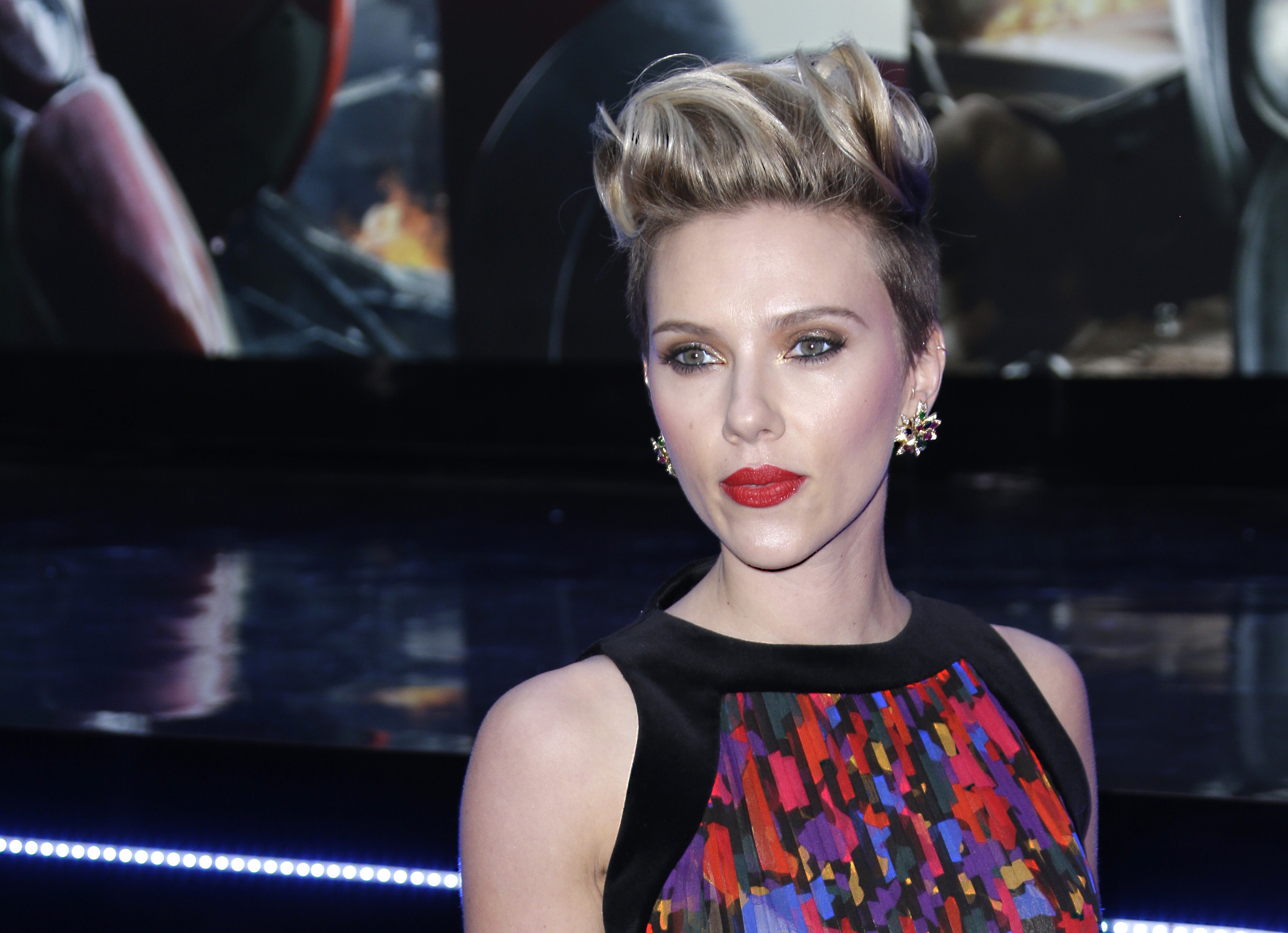 Scarlett Johansson este din nou singura. Vedeta de 32 de ani a divortat in secret de cel de-al doilea sot, Romain Dauriac
