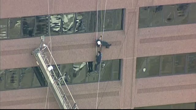 Doi spalatori de geamuri ramasi suspendati la etajul 15 al unui turn din Dallas. Cum a decurs interventia salvatorilor