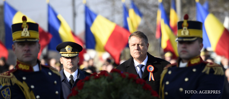 Presedintele Klaus Iohannis depune o coroana de flori la Arcul de Triumf in cadrul paradei militare organizata de MApN, impreuna cu MAI si SRI, alaturi de militari din mai multe tari, in Bucuresti.