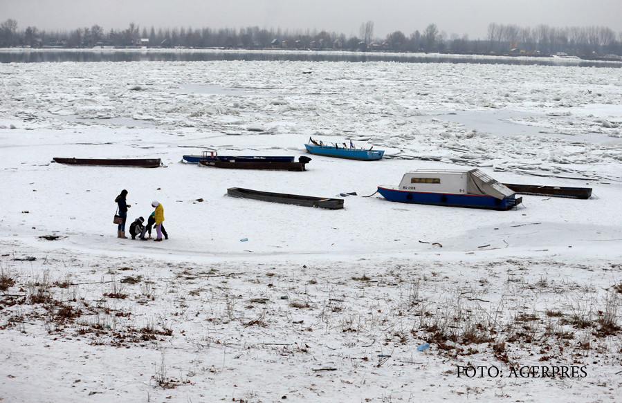 Dunarea a devenit un urias patinoar din cauza gerului polar. Ungaria a trimis un spargator de gheata la vecini