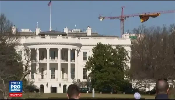 Protestele anti-Trump continua in SUA. Activistii pentru mediu s-au urcat pe o macara inalta de 80 m, langa Casa Alba