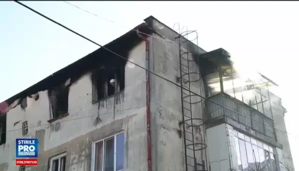 Explozie intr-un bloc din Cluj, din cauza acumularii de gaze. Un tanar a ajuns la spital; toate locuintele au fost avariate