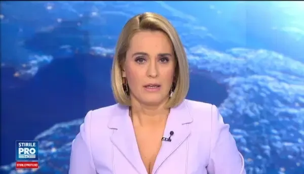 Accident in Bacau, surprins de camera de bord. Politistii il pun pe soferul vinovat sa plateasca si stalpul daramat