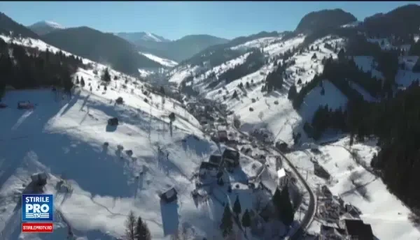 Satele traditionale din Romania unde se traieste ca acum 100 de ani. Cat costa o plimbare cu caruta la Poarta Carpatilor