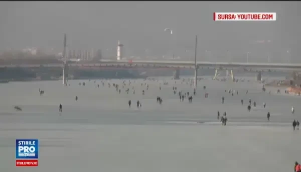 Dunarea a devenit un urias patinoar din cauza gerului polar. Ungaria a trimis un spargator de gheata la vecini