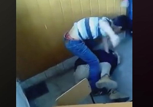 Elev din Lugoj, batut in clasa cu pumnii si picioarele pana s-a prabusit la podea. Inspectoratul a declansat o ancheta. VIDEO