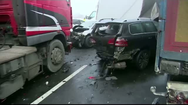 Zapada si vizibilitatea redusa au dus la doua coliziuni in lant pe o autostrada din Polonia. Cinci persoane, ranite grav