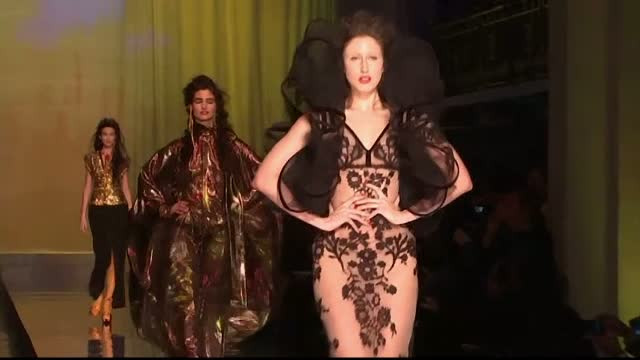 Saptamana modei la Paris. Jean Paul Gaultier a imaginat evadarea femeii citadine, iar Valentino a ales simplitatea greceasca