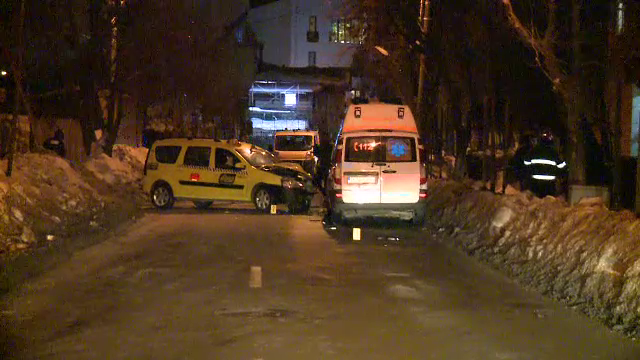 Ambulanta, lovita de un taximetru in Capitala. Martorii spun ca autoturismul ar fi ajuns pe celalalt sens de mers