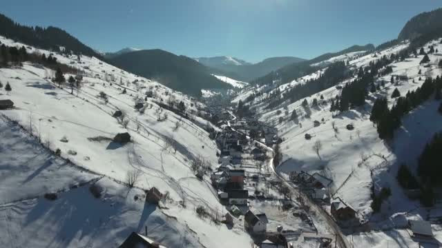 Satele traditionale din Romania unde se traieste ca acum 100 de ani. Cat costa o plimbare cu caruta la Poarta Carpatilor