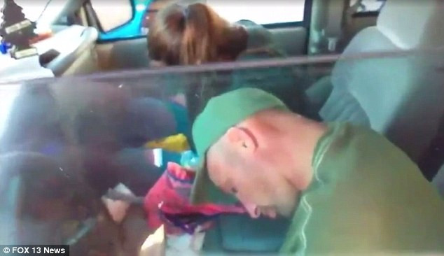 Cuplu din Florida, retinut de autoritati. Oamenii au fost gasiti drogati si inconstienti in masina in care se aflau 2 copii