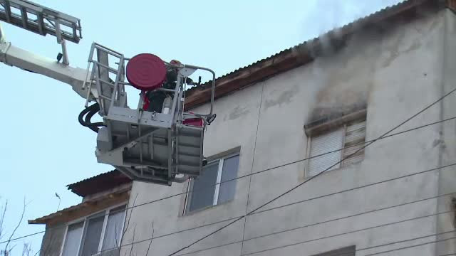 Un barbat de 50 de ani din Bistrita a murit in urma unui incendiu care i-a distrus apartamentul. Un trecator a dat alarma