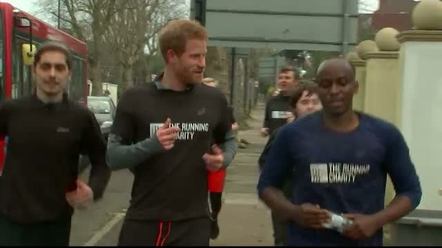 Printul Harry a facut jogging alaturi de un grup de tineri fara adapost
