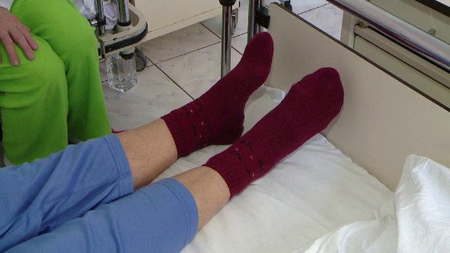 O femeie de 29 de ani a vrut sa se sinucida din cauza batailor primite de la sot. "Daca bea si fumeaza, cum sa nu ia bataie?"