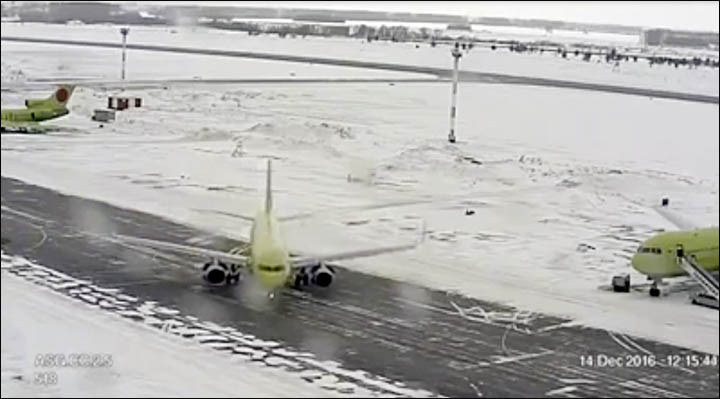 Miscarea de "balet" facuta de un Airbus A320 pe pista unui aeroport din Rusia. Era cat pe ce sa loveasca alt avion. VIDEO