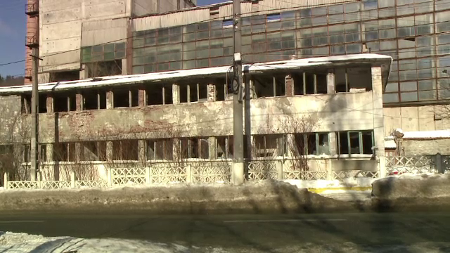 Statiunea Azuga, plina de case ruinate si hale in paragina. "Sticla s-a stricat, berea si postavul la fel, toate"