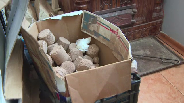 Locuitorii din Orsova cara lemne chiar si 9 etaje, fiindca nu exista sistem de termoficare. "Ma costa 500 de euro pe iarna"