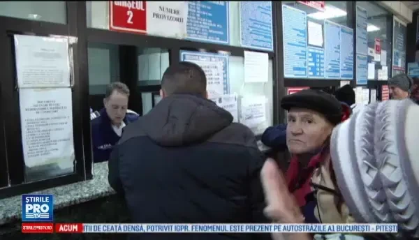 Agitatie si nervi la Serviciul de Inmatriculari Auto din Targoviste. Oamenii stau si cateva 2 zile la coada