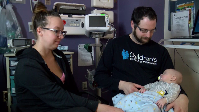 Un bebelus nascut cu o tumora pe 80% din suprafata ficatului a scapat de cancer. "M-a invatat ce inseamna viata, e eroul meu"