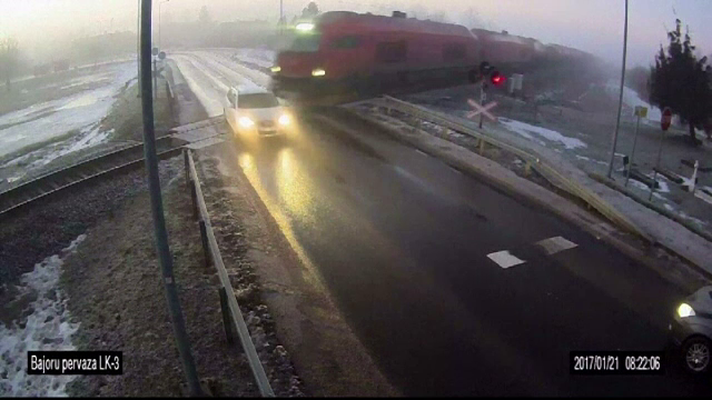 O soferita a scapat cu viata dupa ce masina ei a fost izbita in plin de tren. Imaginile sunt inspaimantatoare