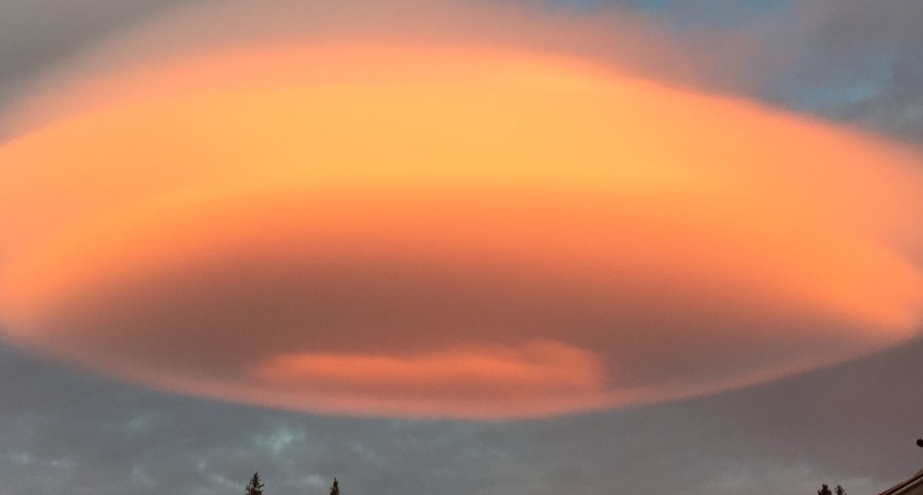 Cativa schiori din Suedia au fotografiat ce parea a fi un OZN. Ce se afla, de fapt, pe cer