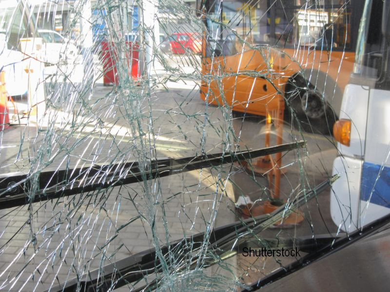 Momentul in care o masina intra in plin intr-un autobuz, filmat de o camera de supraveghere. Ce au patit pasagerii