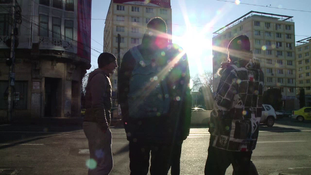 Cinci tineri din Iasi au infiintat patrula care se lupta cu hotii de buzunare. Intre timp, politistii impart pliante