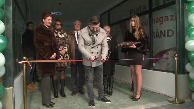 Scene de lupta in Craiova, pentru vouchere de 20 de lei. O doamna a iesit insa pe minus, dupa ce si-a pierdut palaria