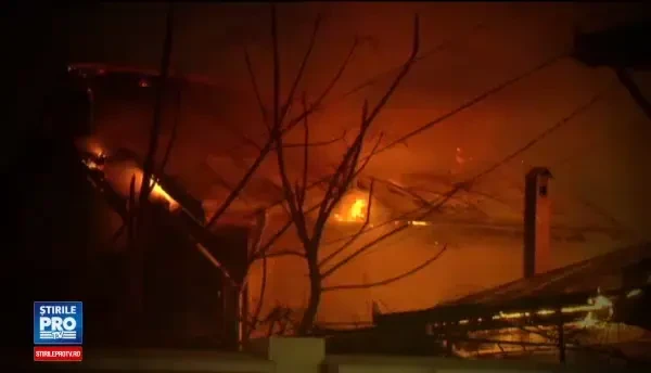 Un copil de 10 ani, care suferea de autism, a fost gasit mort in casa in urma unui incendiu. A batut cu pumnul in perete