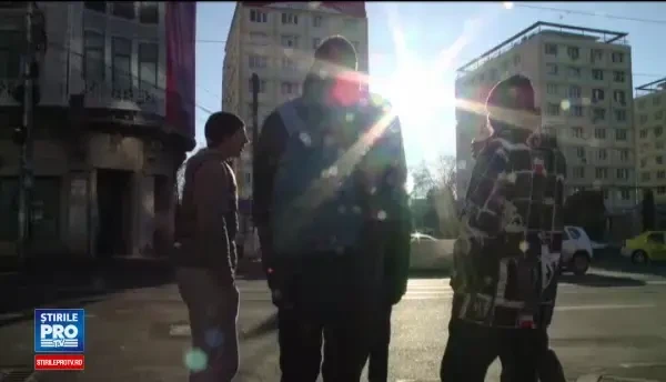 Cinci tineri din Iasi au infiintat patrula care se lupta cu hotii de buzunare. Intre timp, politistii impart pliante