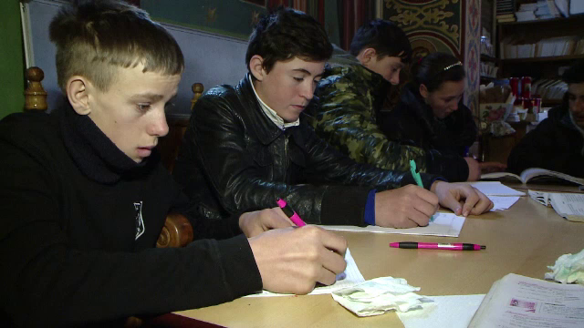 30 de copii defavorizati invata intr-o biserica, in fiecare sambata, engleza sau matematica. "Scoala de aici da roade altfel"