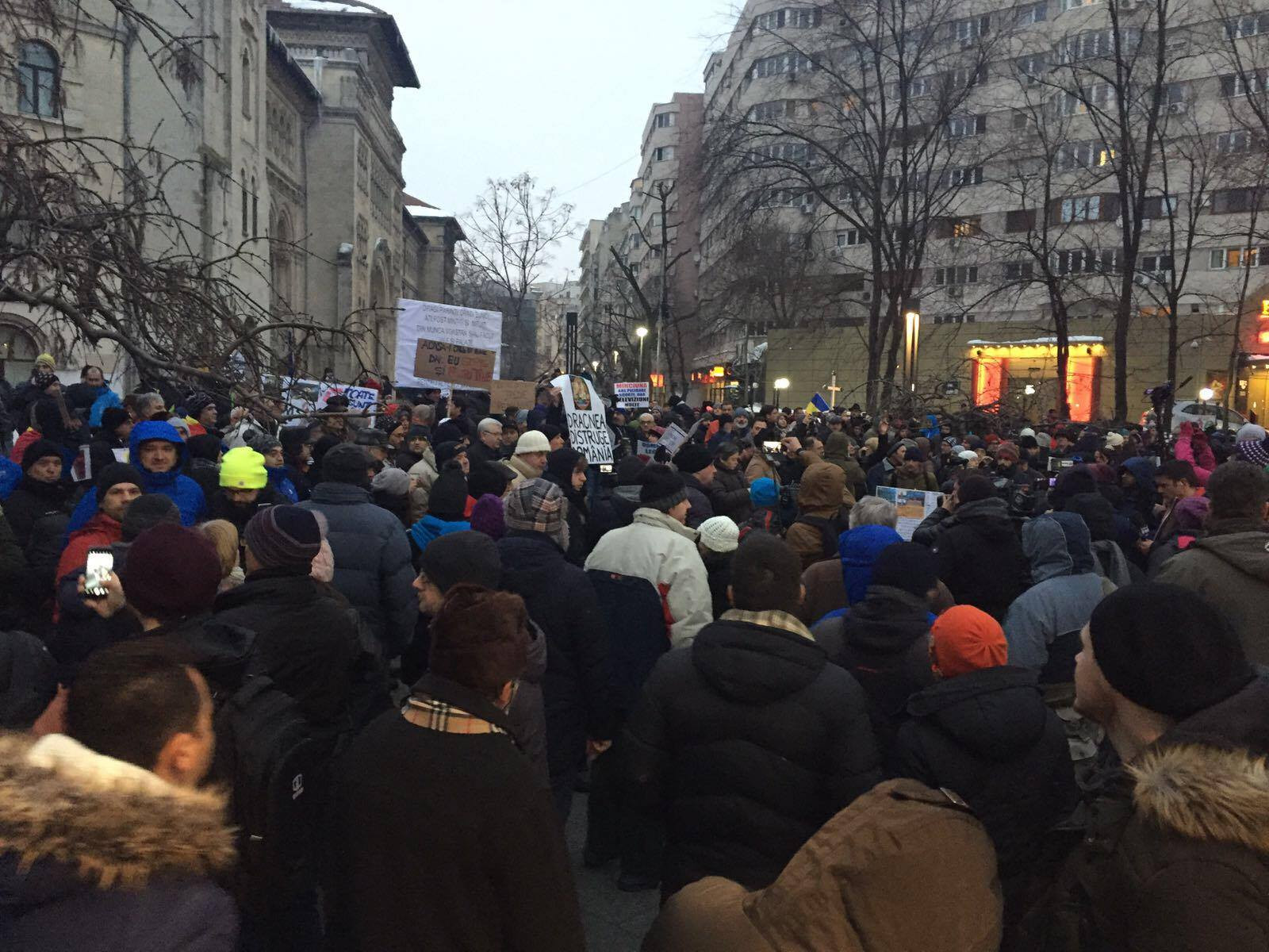 45.000 de oameni au protestat in Capitala fata de Gratiere. Au "vizitat" CNA, Ministerul Justitiei si s-au oprit la Guvern