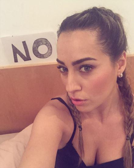 Le-a promis o partida de sex celor 19 mil. care au votat "NU" la referendumul italian. Dupa 400, s-a declarat "obosita"