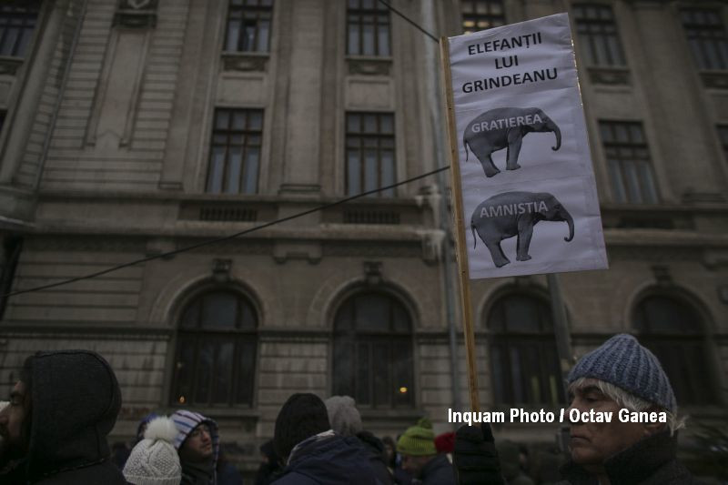 Zeci de mii de oameni, la protestul din Bucuresti fata de Legea gratierii. GALERIE FOTO cu mesajele manifestantilor