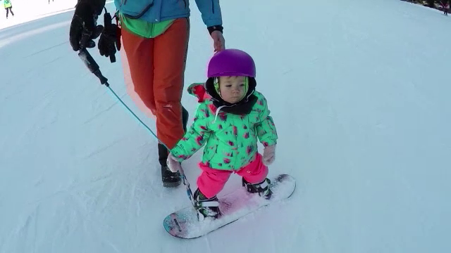 De ce nu e bine sa ii "infofolim" pe copii sau sa ii tinem iarna in casa. Medicii spun ca pot sta afara chiar si la -15 grade