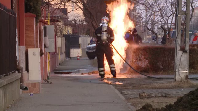 Flacari de doi metri au aparut din asfalt, dupa ce o echipa de muncitori a spart o conducta de gaze. Oamenii au fost evacuati