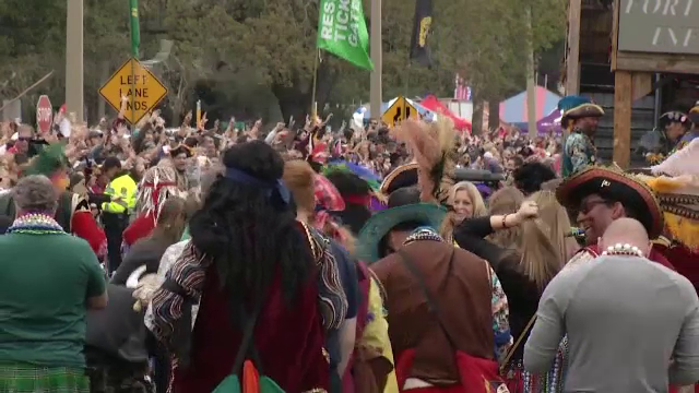 Sute de pirati au marsaluit prin Florida, cu ocazia unei sarbatori de aproape un secol. Care este legenda din spatele paradei