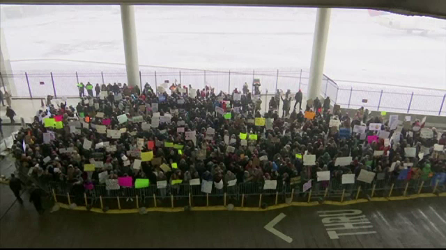 Haos dupa ordinul de restrictie dat in SUA. Primarul din Chicago a povestit cum bunicul sau a fugit din Moldova in America