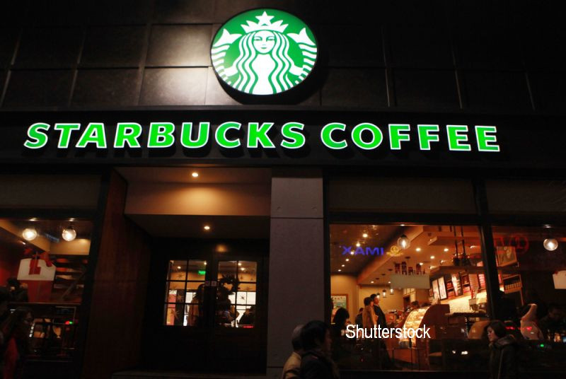 Starbucks vrea sa angajeze 10 mii de refugiati, in 5 ani. Ce l-a determinat pe directorul executiv sa ia aceasta decizie