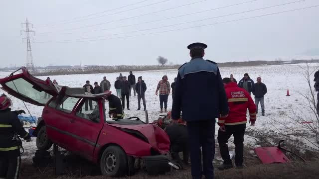 Un barbat a murit, iar alte 2 persoane sunt ranite, din cauza unui sofer care a vrut sa-si aprinda o tigara
