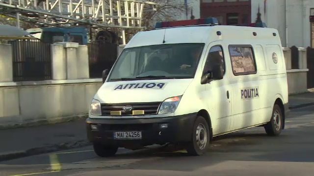 Barbat din Brasov acuzat de tentativa de omor, dupa ce l-a injunghiat pe iubitul mamei. Ce a declansat scandalul