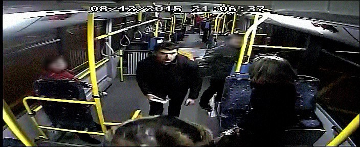 Un barbat care a pulverizat cu un spray iritant-lacrimogen doi controlori de bilete, cautat de politistii clujeni