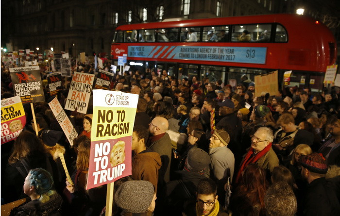 Proteste in Marea Britanie fata de decretul lui Trump privind imigratia. Mii de oameni au iesit in strada in mai multe orase