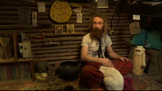 Un avocat rus s-a mutat de cativa ani in padure, in semn de protest la adresa societatii. Cine il "viziteaza" constant