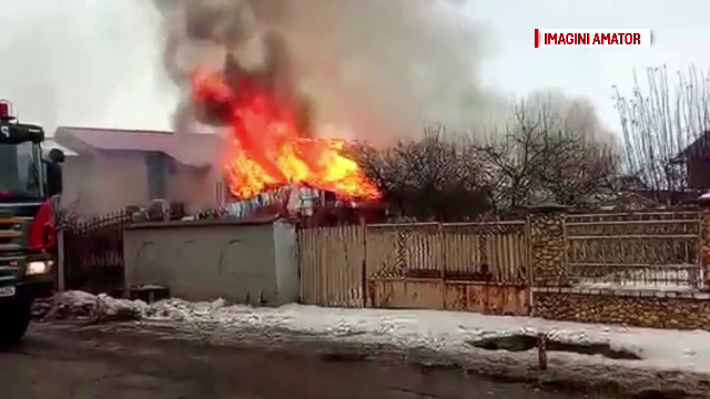 O familie cu 10 membri a ajuns pe drumuri, dupa ce casa le-a fost arsa. Incendiul ar fi izbucnit de la un televizor