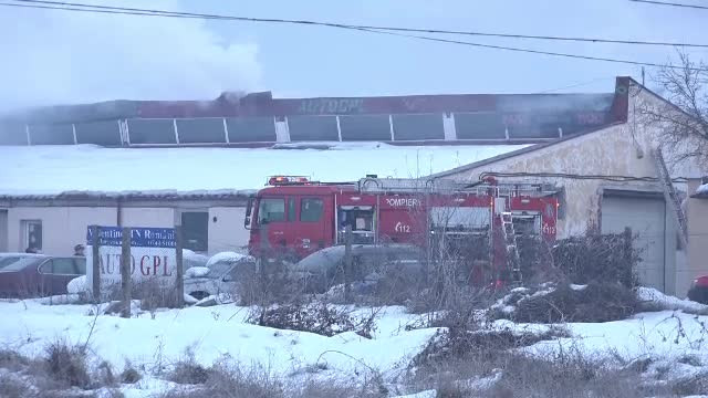 Incendiu puternic la un service in care se montau instalatii GPL. Peste 250 de metri patrati de acoperis au ars