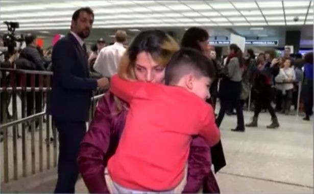 Copil de 5 ani incatusat si retinut intr-un aeroport pentru ca ar fi fost o "amenintare de securitate" pentru SUA