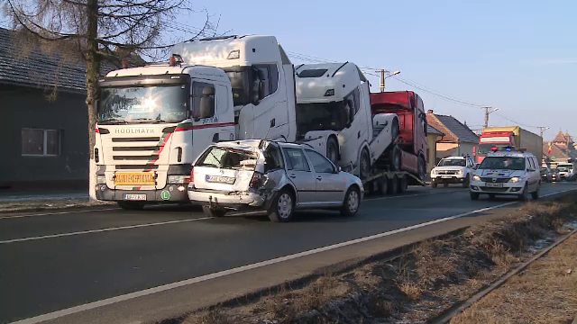Gemeni de 4 ani si mama lor raniti intr-un accident, in Arad. Masina lor, lovita si impinsa 10 metri de o cisterna