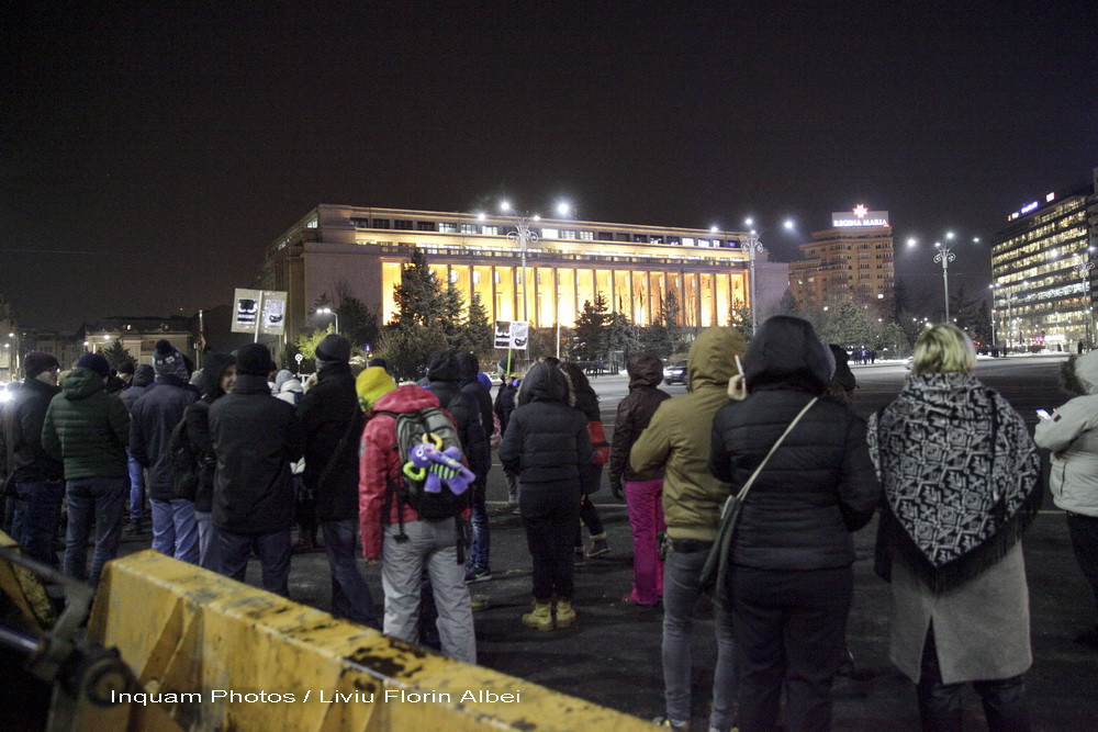 Peste 15.000 de persoane au protestat in Piata Victoriei. Oamenii anunta manifestatii in fiecare zi. VIDEO