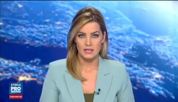 Pacient cu perfuzie, obligat sa stea pe un pat improvizat din scaune la spitalul din Medias. Explicatiile oferite de medici